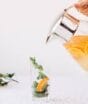 Cascas de laranja com vinagre branco ficam 2 semanas em um pote e podem virar uma solução de limpeza que ajuda a aproveitar restos da cozinha
