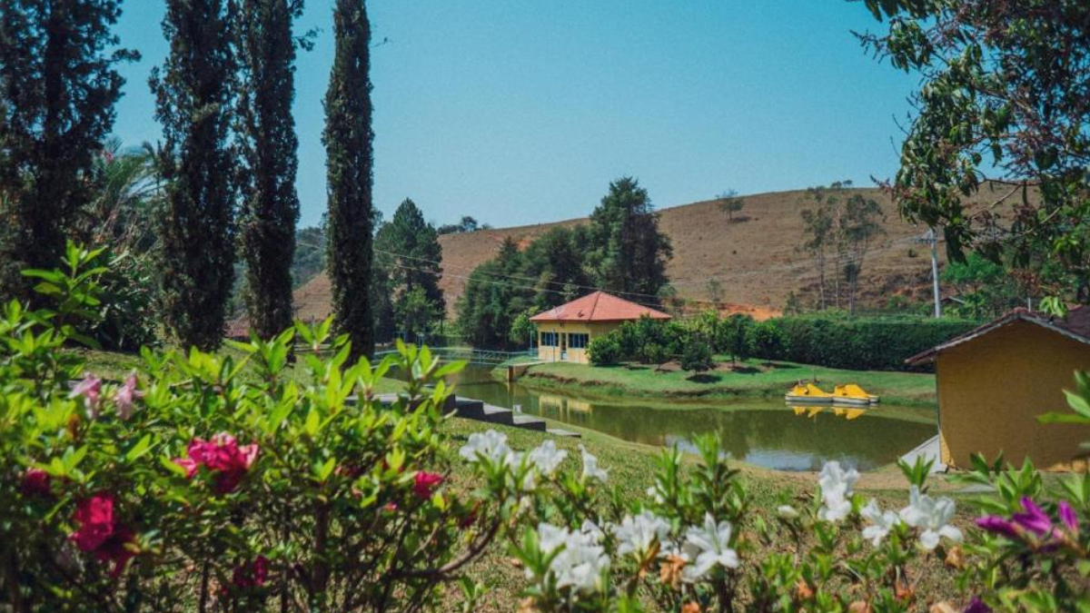 Chalés Tia Nastácia reúne cabanas, lago e áreas verdes em uma propriedade rural; diária de referência a partir de R$ 270 (Foto: Reprodução / Booking.com)