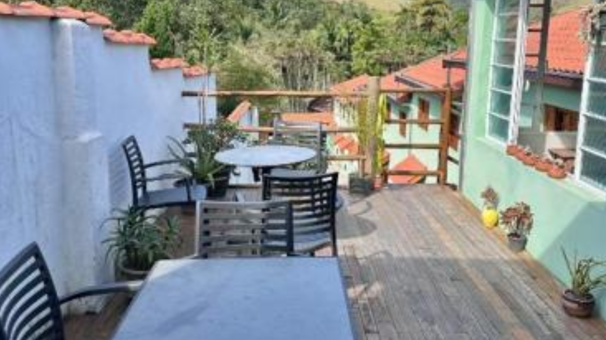 A Estalagem Pousada combina vista das montanhas com localização no centro da cidade; diária de referência de R$ 360 (Foto: Reprodução / Booking.com)
