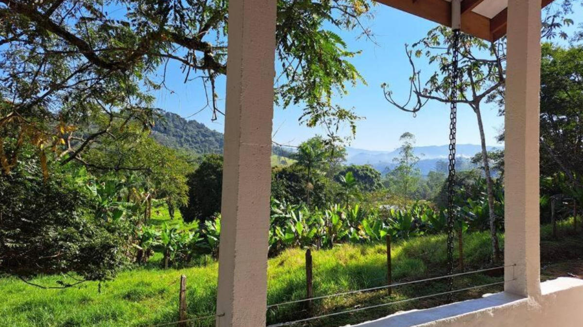 Orobó Kaá mistura floresta, piscina privativa e clima de casa de campo; diária de referência aparece por R$ 455 (Foto: Reprodução / Booking.com)