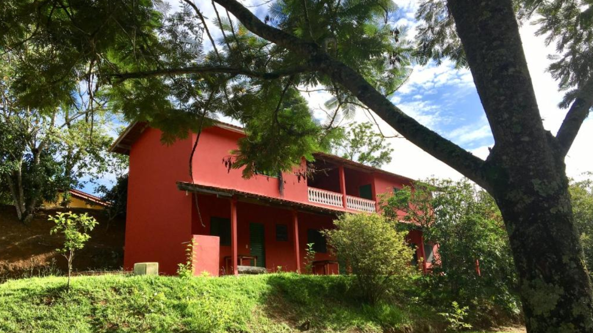 Pousada Alto do Morro fica cercada por montanhas e vegetação, com diária de referência de R$ 330 (Foto: Reprodução / Booking.com)