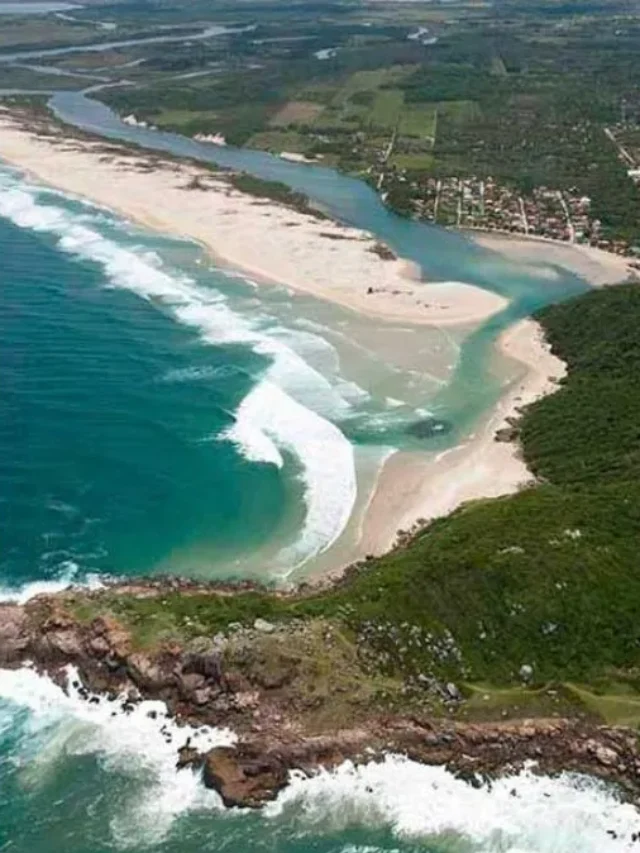 Referência mundial de surfe: a vila brasileira onde é preciso atravessar um rio para chegar à praia