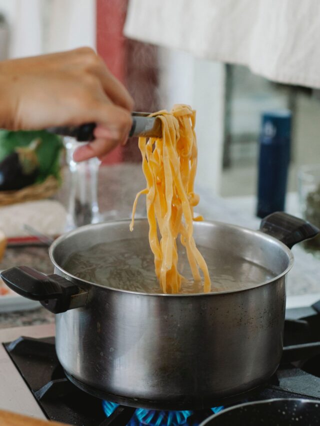 Truque para macarrão não grudar é mais fácil do que parece e chefs italianos revelam o erro que muita gente ainda comete ao cozinhar a massa em casa