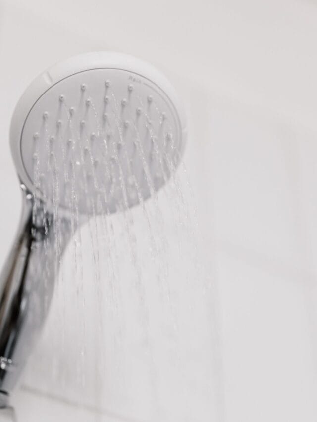 Desentupir o chuveiro sem gastar dinheiro pode ser mais simples do que parece e uma receita caseira com vinagre ajuda a remover resíduos dos furinhos e recuperar a distribuição da água