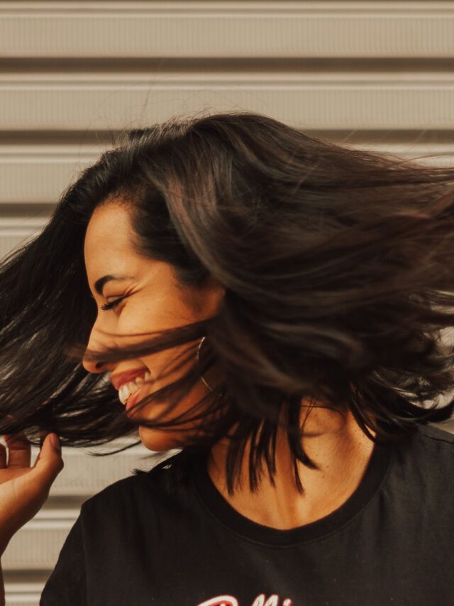 Hair slugging: o truque noturno de hidratação intensa com óleos que promete recuperar cabelos muito ressecados enquanto você dorme