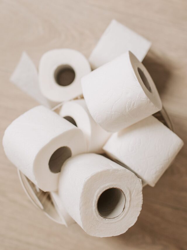 Truque do papel higiênico usado em hotéis pode deixar o banheiro perfumado por mais tempo e o segredo está em uma parte do rolo