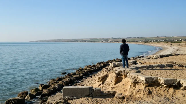 Costa erodida do delta do Nilo junto a Roseta, com praia estreita e contenções