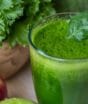 Aprenda a fazer um suco detox de couve, maçã e abacaxi, perfeito para desinchar, melhorar a digestão e dar mais energia na rotina