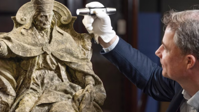 Escultura passou cerca de 50 anos em um jardim e agora será levada a leilão com estimativa de até R$ 689 mil (Foto: ZacharyCulpin/BNPS)