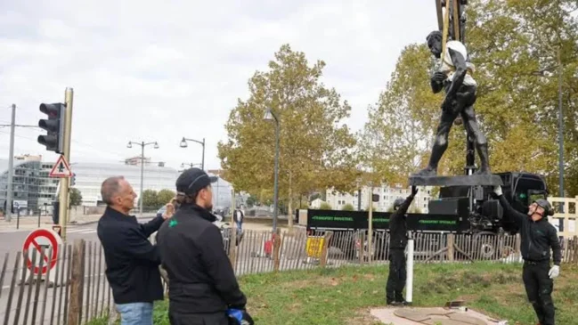 Detalhe em bronze do rosto da estátua de Victor Hugo assinada por Rodin