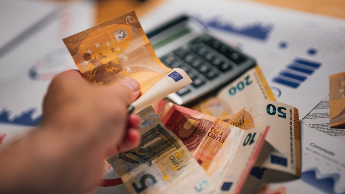 Cobrança chegou a € 1.883, enquanto o teto calculado para aquela locação era de € 1.683 (Foto: Jakub Zerdzicki / Pexels)