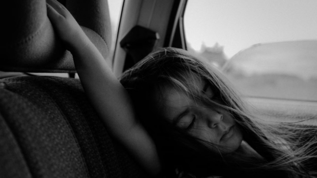 Casal relatou ter vivido dentro de um carro com o filho de menos de um ano enquanto os outros dois filhos ficaram com os avós (Foto: Matheus Bertelli / Pexels / Imagem Ilustrativa)