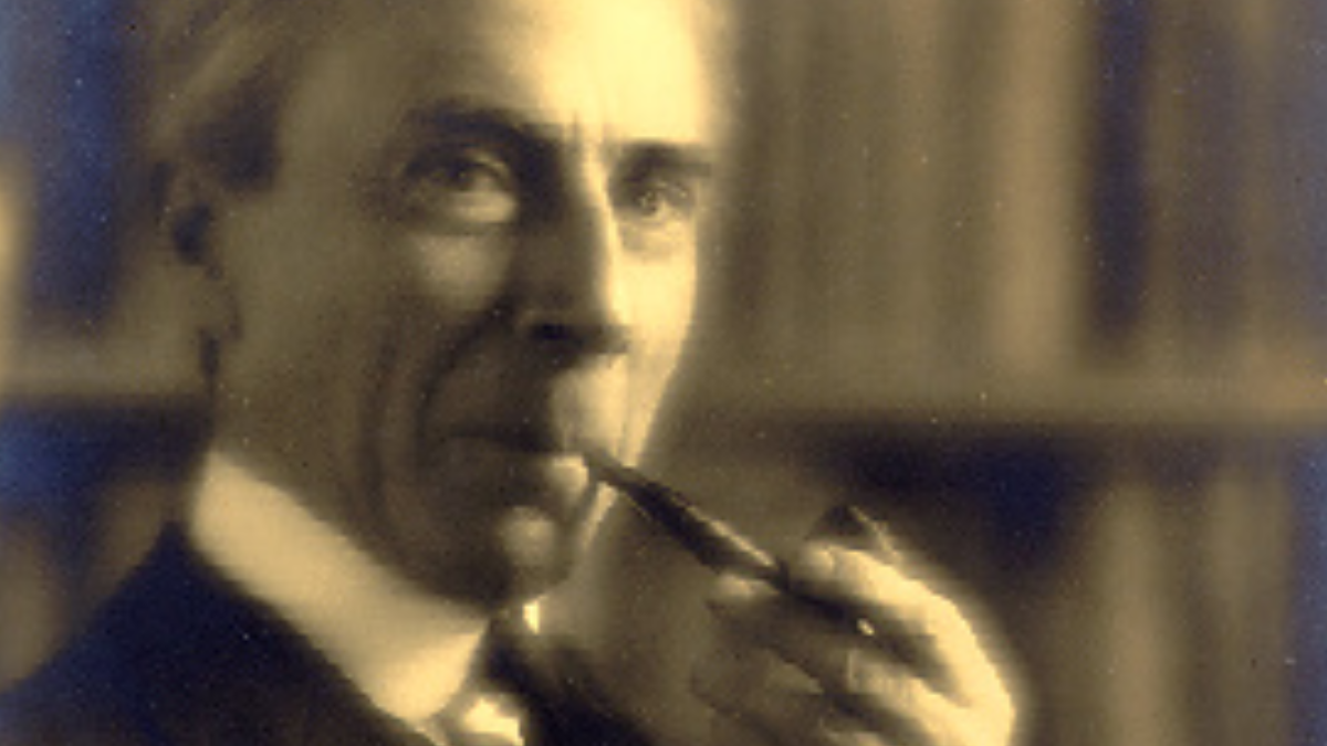 Bertrand Russell em retrato feito por volta de 1924, quando já havia se consolidado como um dos principais nomes da lógica e da filosofia britânicas (Foto: Wikimedia Commons)