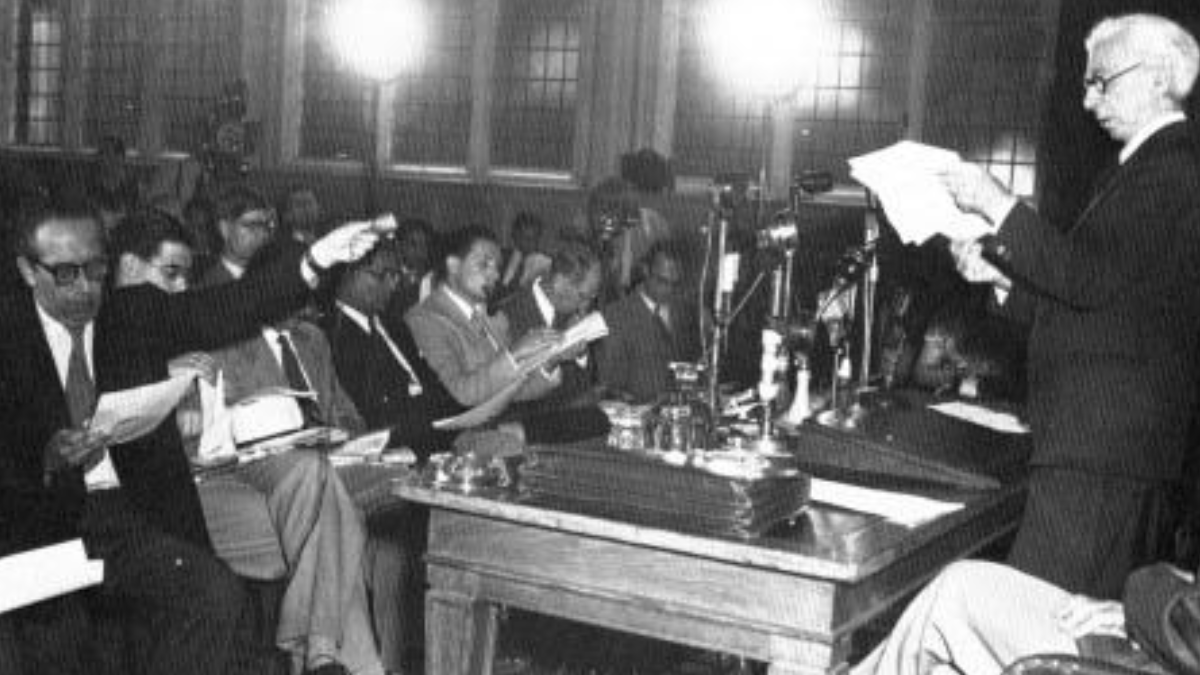 Russell apresenta em Londres, em 1955, o Manifesto Russell-Einstein, iniciativa que alertou para os riscos das armas nucleares após a Segunda Guerra (Foto: Pugwash Committee / Wikimedia Commons)