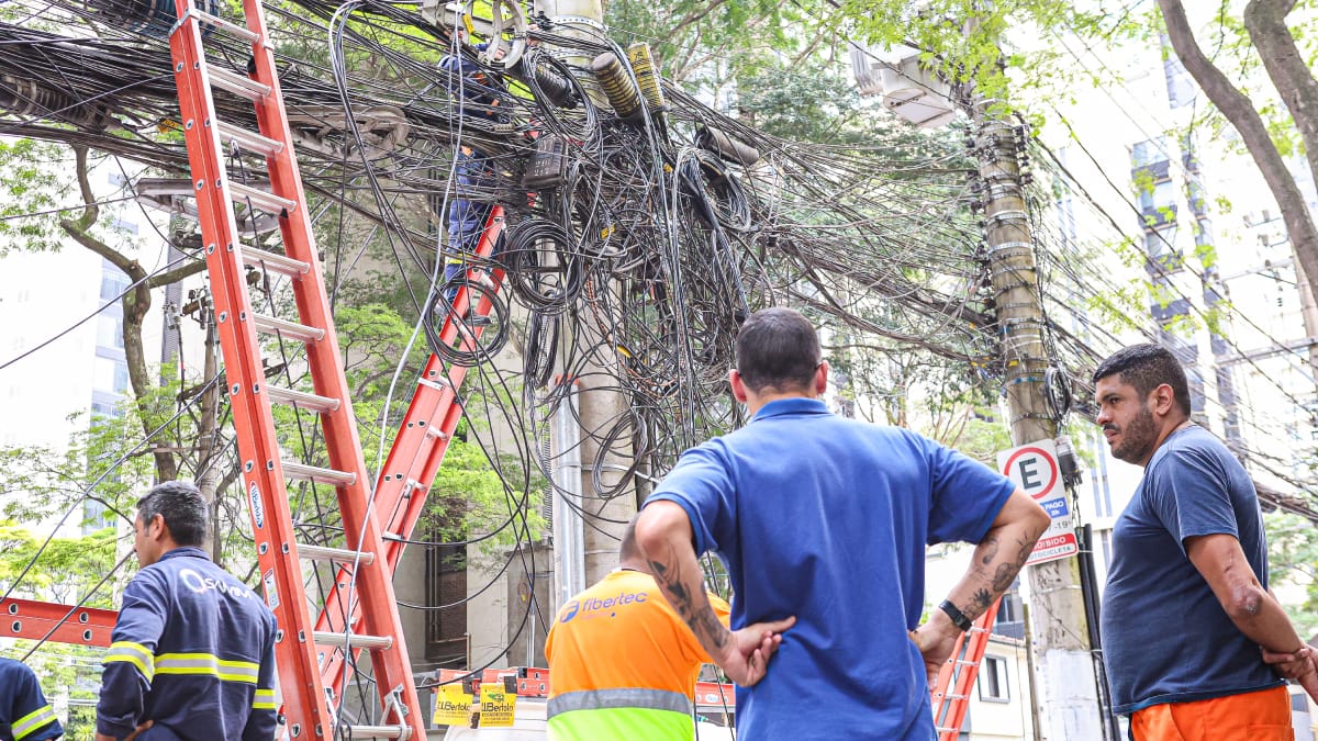 A Prefeitura de São Paulo intensificou a fiscalização da fiação irregular, com multas que podem chegar a R$ 50 mil por dia (Foto: Yuri Villaça/ Gazeta de S. Paulo)