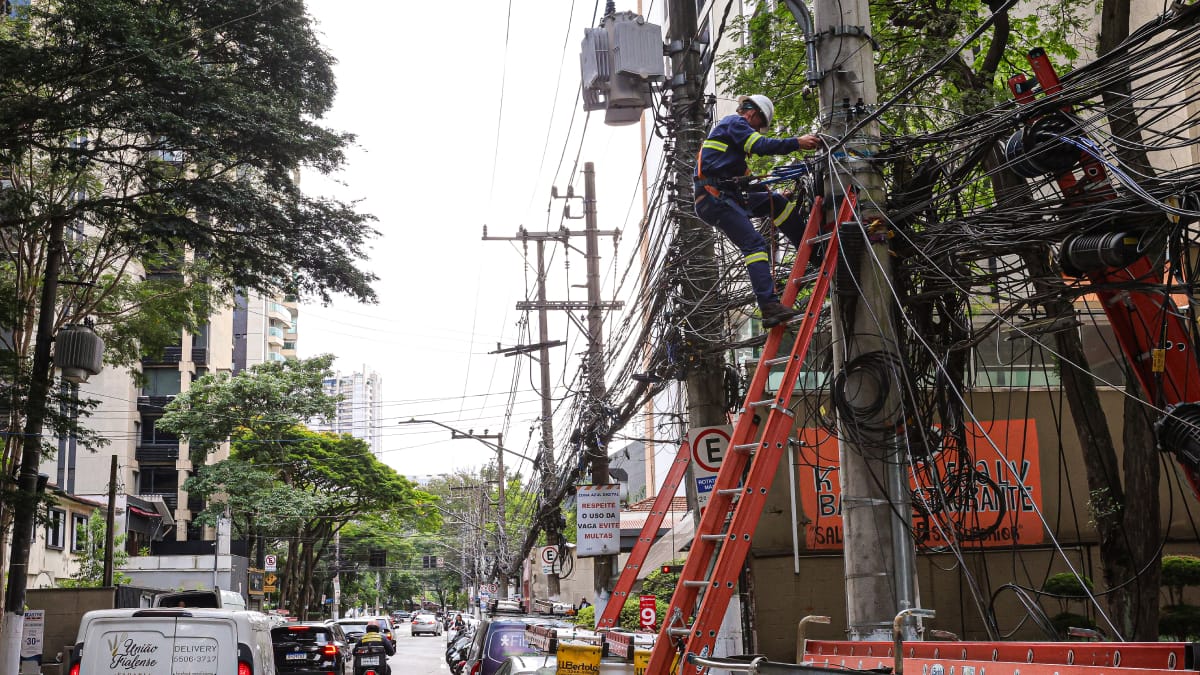 Fios soltos e emaranhados nos postes preocupam moradores e motivam ações de fiscalização nas ruas da capital paulista (Foto: Yuri Villaça/ Gazeta de S. Paulo)