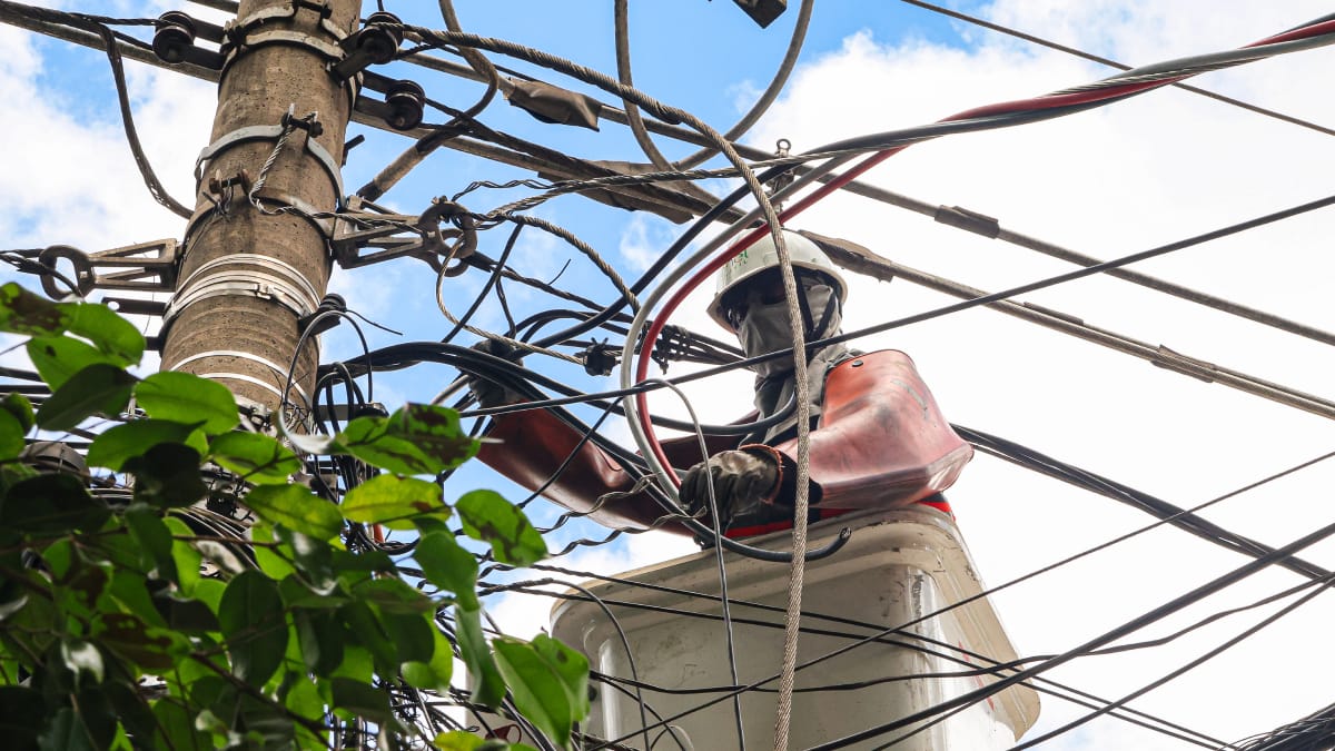 A Lei Municipal nº 18.299/2025 prevê penalidades para irregularidades na fiação aérea e estabelece prazos para a correção dos problemas (Foto: Yuri Villaça/ Gazeta de S. Paulo)
