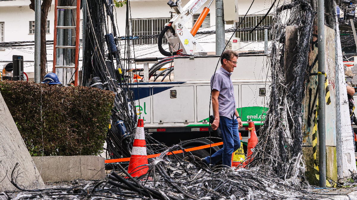 Moradores que identificarem fios soltos ou cabos abandonados nas ruas de São Paulo podem registrar denúncias pelo SP156 (Foto: Yuri Villaça/ Gazeta de S. Paulo)