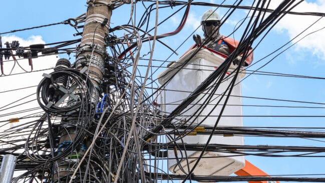 Fiação irregular nos postes de São Paulo é alvo de fiscalização da Prefeitura, que cobra a organização dos cabos e a retirada dos fios sem uso (Foto: Yuri Villaça/ Gazeta de S Paulo)