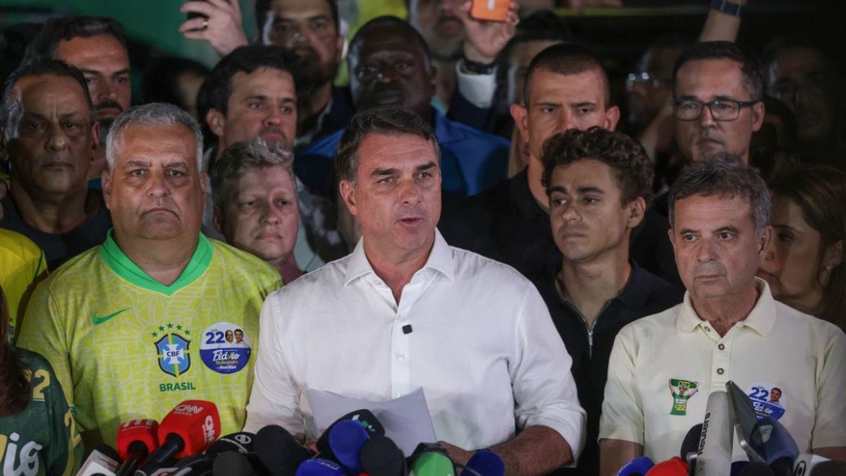 Flávio Bolsonaro discursa após derrota para Lula no segundo turno das eleições para presidente de 2026