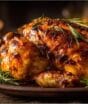 Frango assado com mel e shoyu sem excesso de óleo é receita simples para quem busca um preparo rápido para um jantar especial