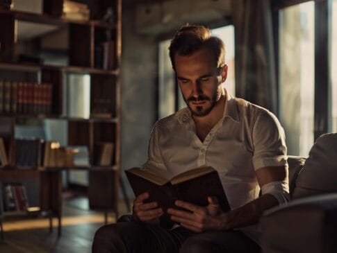 Terapia de leitura pode reduzir a ansiedade de estudantes e melhorar a saúde mental, aponta pesquisa com mais de 3 mil participantes