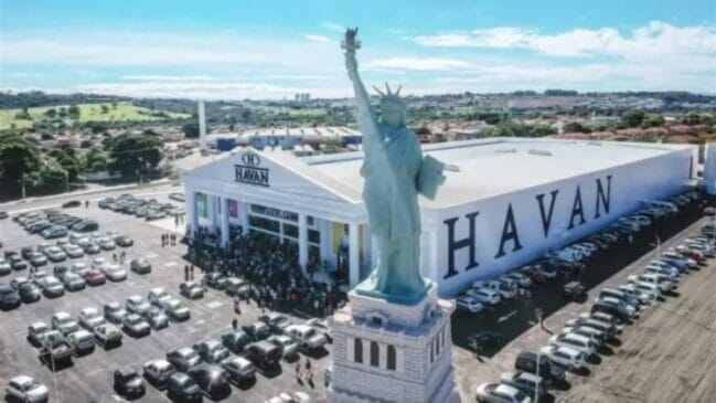 O monumento passou por uma reforma anunciada pelo empresário em 2020 para preservar a estrutura e renovar a pintura.