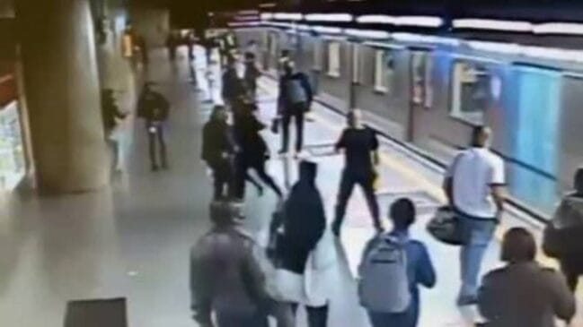 Imagens de segurança registraram o momento em que as passageiras conseguiram se desvencilhar da tentativa de agressão na estação Sé em abril de 2021.