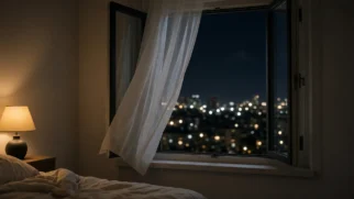 Janela de quarto entreaberta à noite com cortina leve e luz da cidade ao fundo