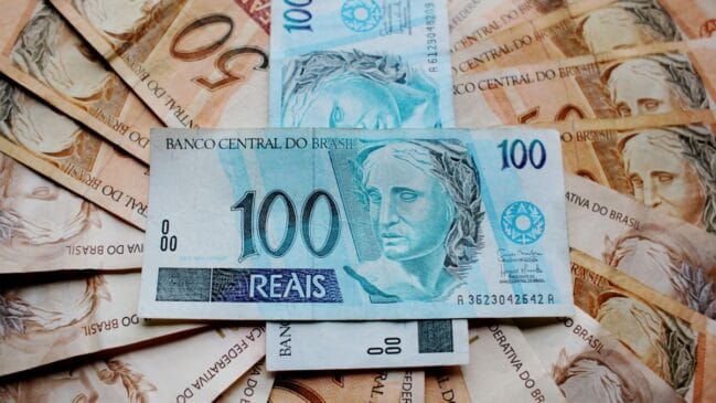 Notas de R$ 50 e R$ 100. Notas de 50 reais e de 100 reais