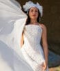 O glamour do vestido de crochê artesanal vira febre no visual feminino e inspira produção sofisticada para o casamento de Juliette Freire