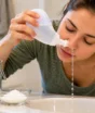 Lavagem nasal com água e sal pode aliviar congestão e ajudar a reduzir uso desnecessário de antibióticos em infecções respiratórias, aponta estudo na Suécia