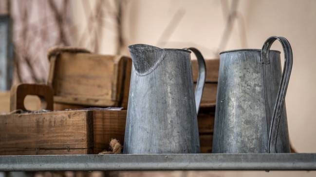 Além dos modelos antigos, novas versões coloridas e estampadas ajudam a levar o charme nostálgico da peça para diferentes ambientes (Foto: Pexels)