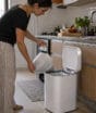 Lixeira tecnológica que troca o próprio saco de lixo já está à venda no mercado brasileiro e promete reduzir o mau cheiro e facilitar a rotina na cozinha