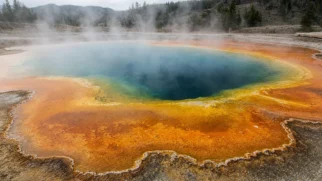 Poço termal de Yellowstone com anéis laranja e amarelo na água