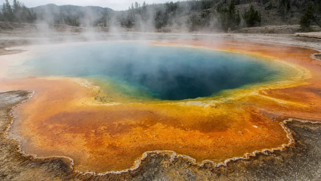 Poço termal de Yellowstone com anéis laranja e amarelo na água