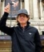 Aos 83 anos, Mick Jagger revela os segredos de sua rotina intensa de treinos, corrida diária e sono regrado para manter energia nos palcos nos shows dos Rolling Stones