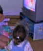 Do moranguinho ao brilho em roll-on: os clássicos da maquiagem para crianças nos anos 2000 reaparecem com forte nostalgia