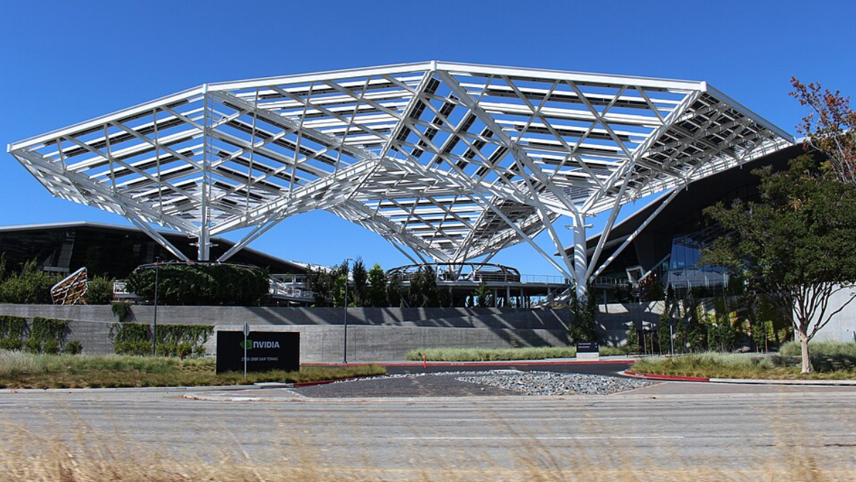 A Nvidia foi fundada em 5 de abril de 1993 por Jensen Huang, Chris Malachowsky e Curtis Priem, inicialmente voltada a gráficos 3D para games e multimídia (Foto: Coolcaesar / Wikimedia Commons)