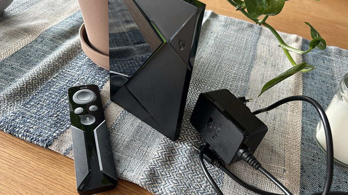 A Nvidia entrou no entretenimento doméstico com o Shield em 2015, aparelho com chip Tegra X1 que reunia Android TV, reprodução em 4K e jogos (Foto: Guilland / Wikimedia Commons)