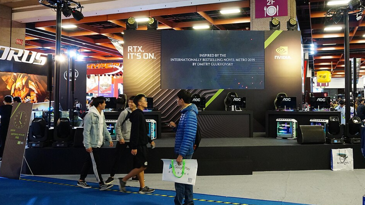 A linha GeForce nasceu voltada aos computadores para jogos, mercado que sustentou o crescimento inicial da Nvidia antes do avanço da empresa na inteligência artificial (Foto: Solomon203 / Wikimedia Commons)