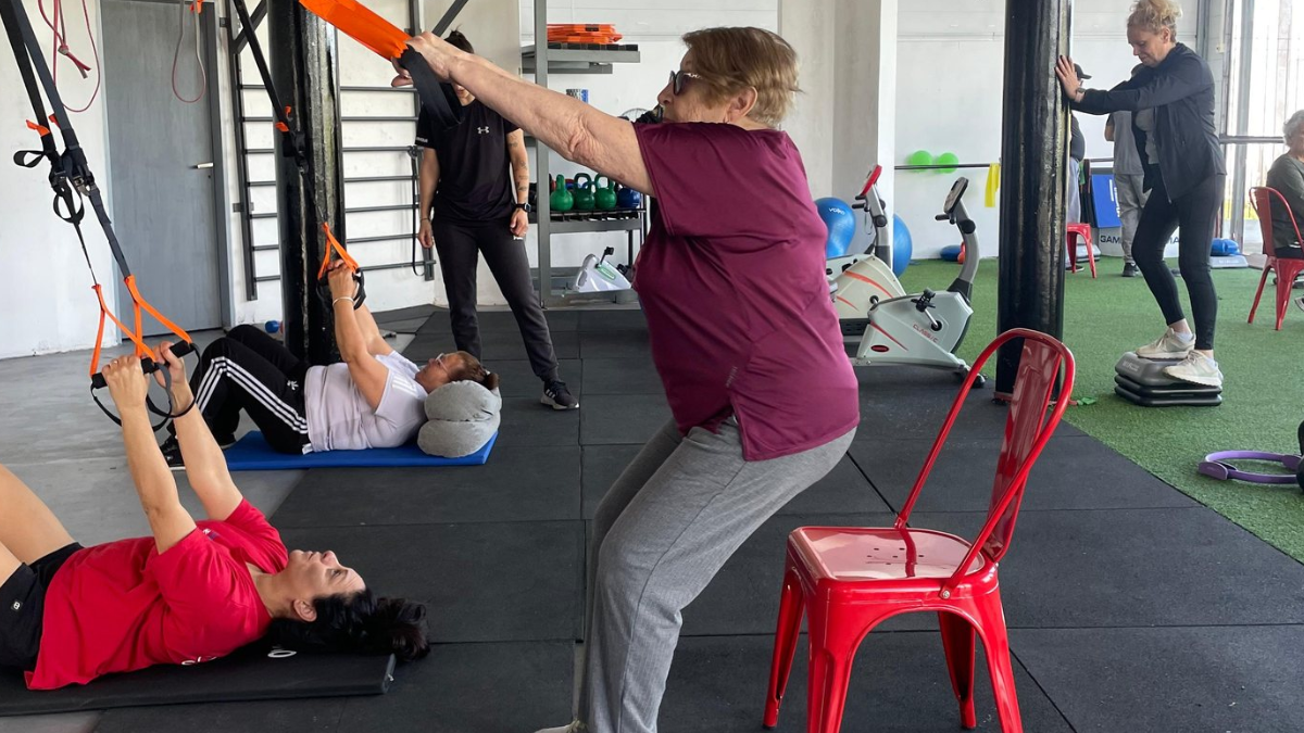 Aparelhos, pesos livres, elásticos, exercícios com o peso corporal e programas combinados apresentaram resultados positivos (Foto: Divulgação / RA Gymnasio)