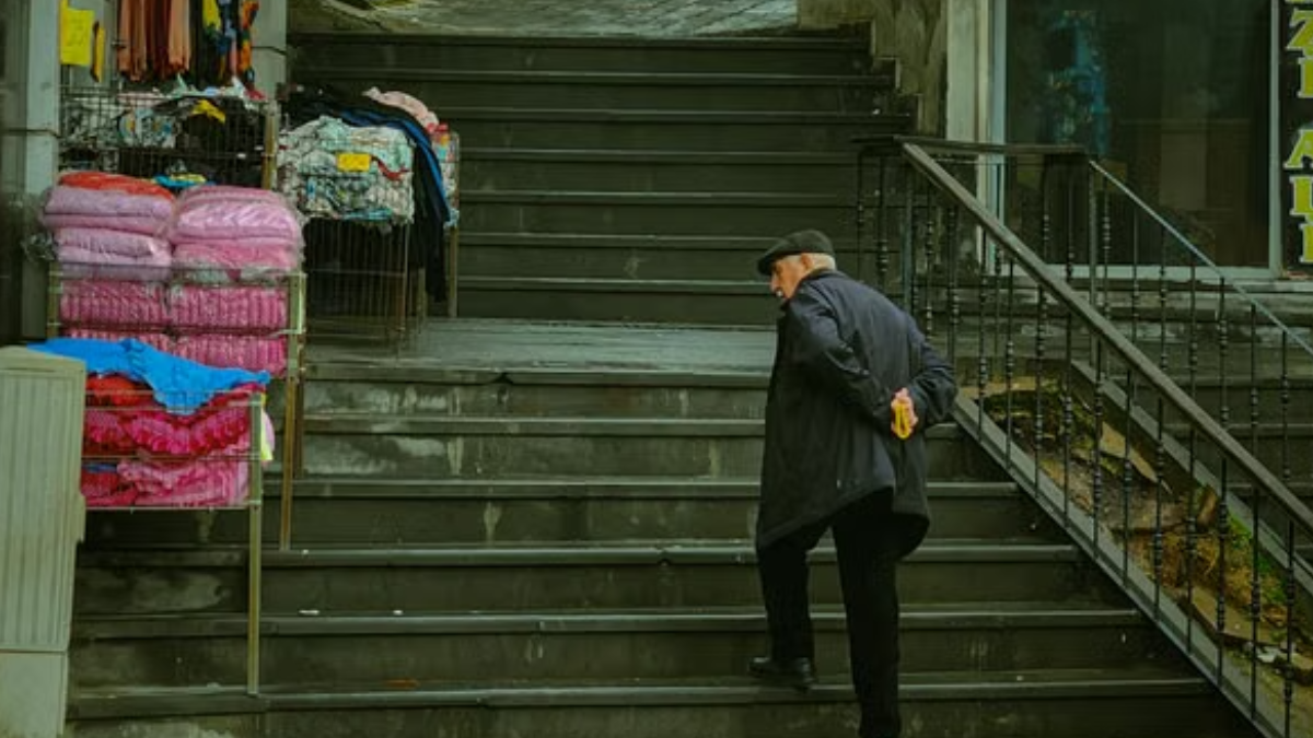 A força dos membros inferiores participa diretamente de tarefas comuns como caminhar por desníveis e subir ou descer degraus (Foto: Maigraphyy / Pexels)