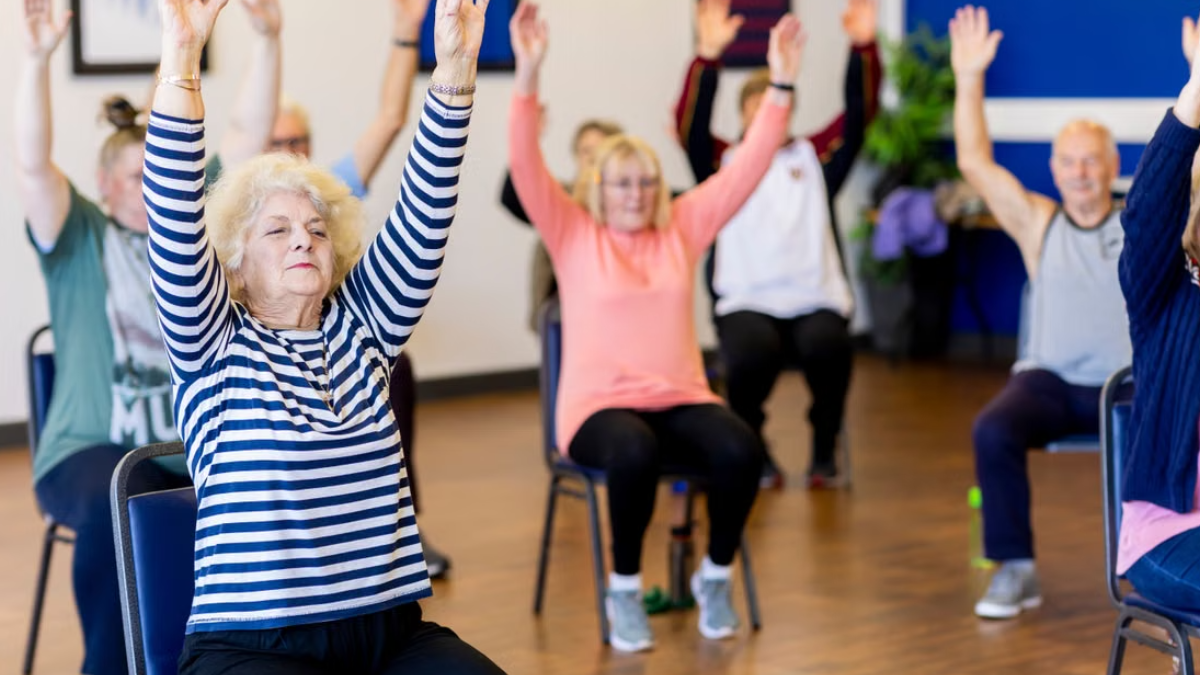 Fortalecer pernas e tronco pode favorecer movimentos cotidianos, incluindo sentar e levantar de cadeiras com maior autonomia (Foto: Centre For Ageing Better / Pexels)