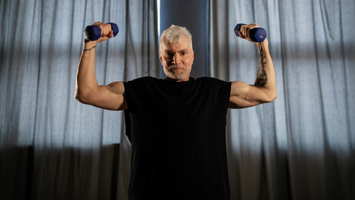 Exercícios com pesos ajudam a estimular os músculos e combater parte da perda de massa muscular que ocorre naturalmente com o envelhecimento (Foto: Alena Darmel / Pexels)