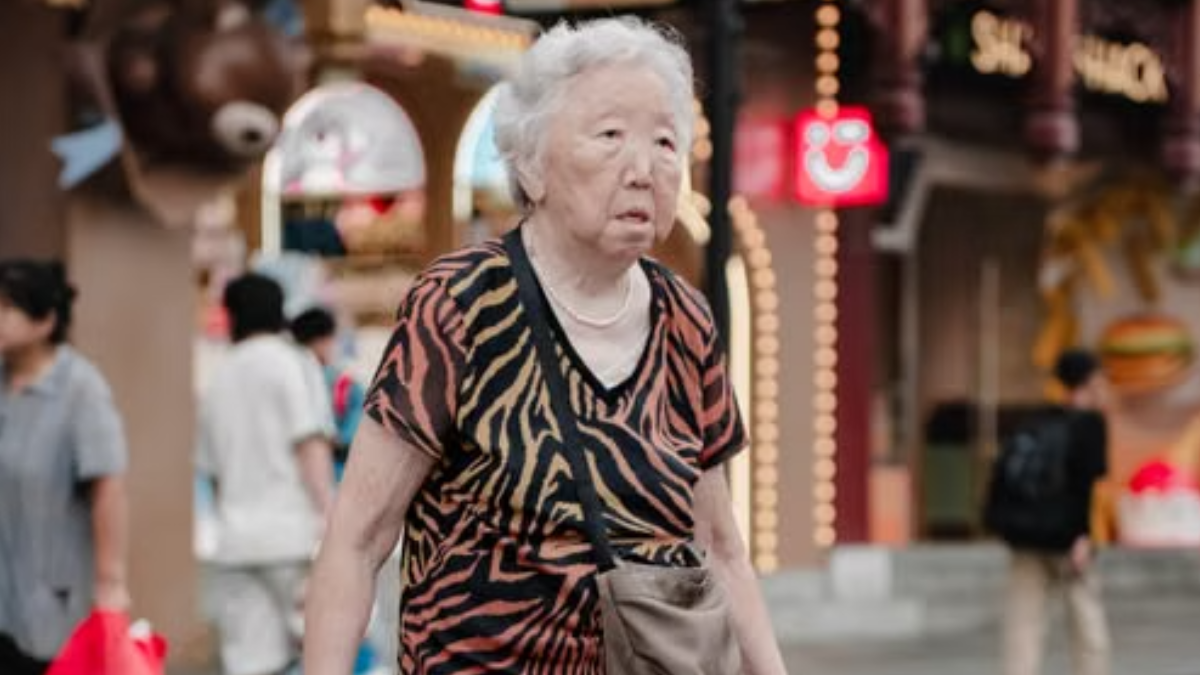 Preservar força, equilíbrio e mobilidade pode ajudar idosos a continuar realizando sozinhos atividades comuns dentro e fora de casa (Foto: Dongfang Xiaowu / Pexels)
