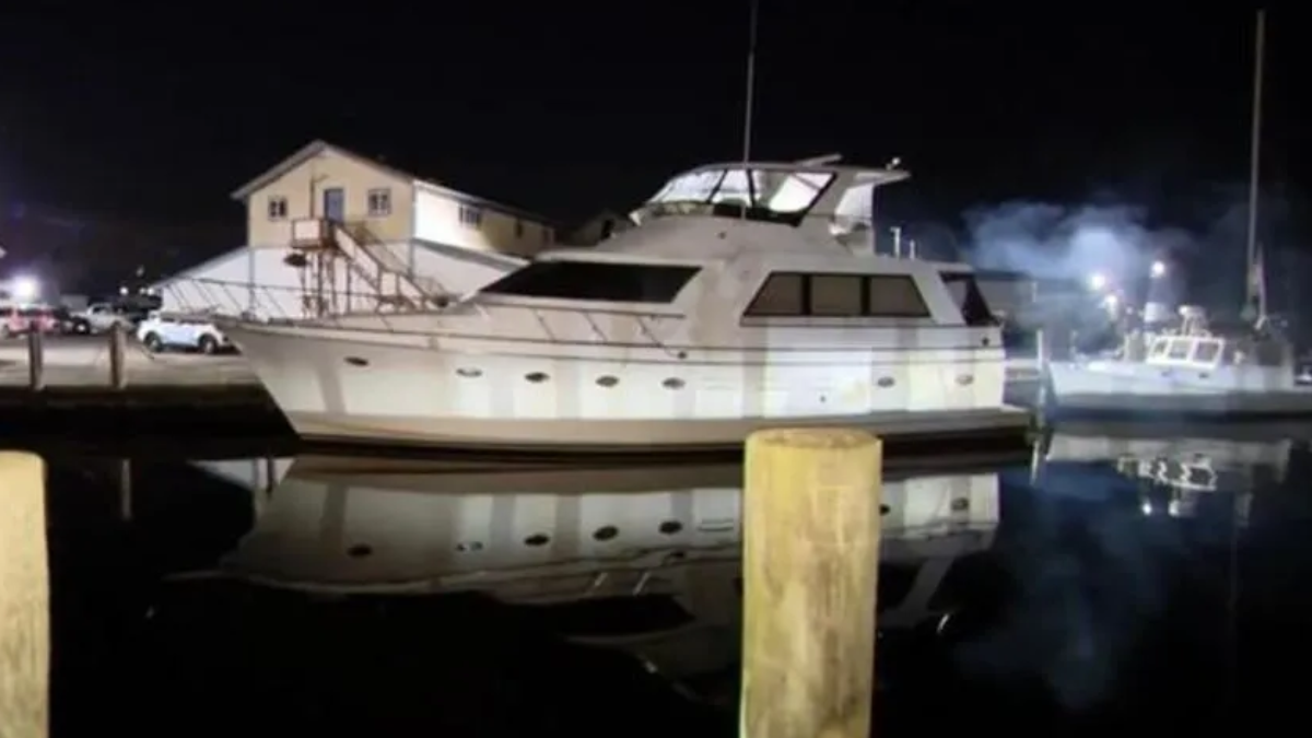O iate chamado de The Phoenix estava aparentemente vazio no momento do resgate no porto de White Cap Marina, na cidade de Long Island (Foto: Reprodução / News12)