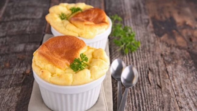 O polvilho azedo ajuda a deixar a massa mais aerada, enquanto a escolha do queijo influencia a umidade e a intensidade do sabor.