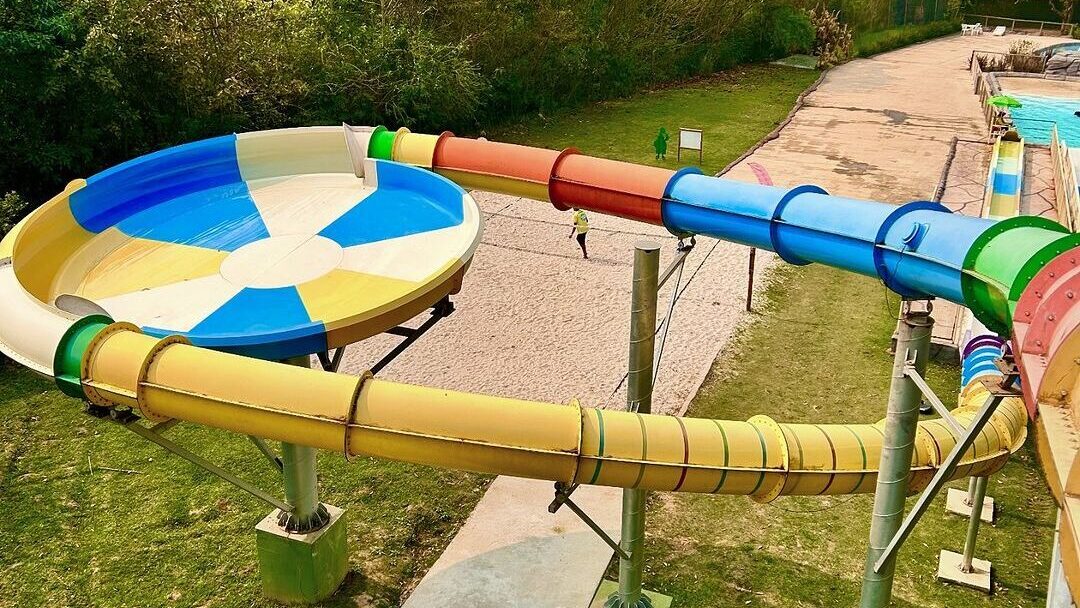 O parque aquático conta com tobogãs radicais/ Foto: Reprodução/Instagram