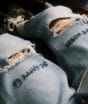 Jeans rasgado com origem no movimento punk que era tendência nos anos 70 volta a dominar as passarelas